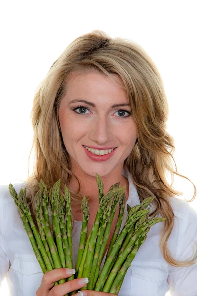 Vrouw met groene asperges — Stockfoto