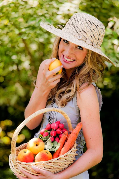 Fruits et légumes dans le panier avec sa femme — Photo