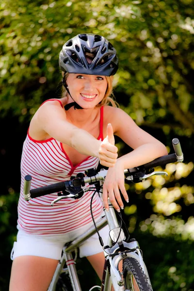 산악 자전거를 가진 여자 — 스톡 사진