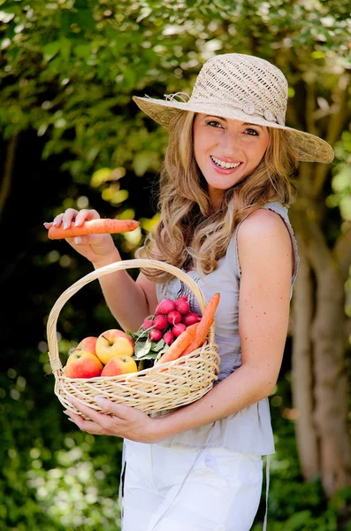 Frau mit Obstkorb — Stockfoto