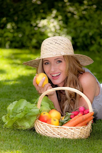 Mujer con cesta de frutas — Foto de Stock
