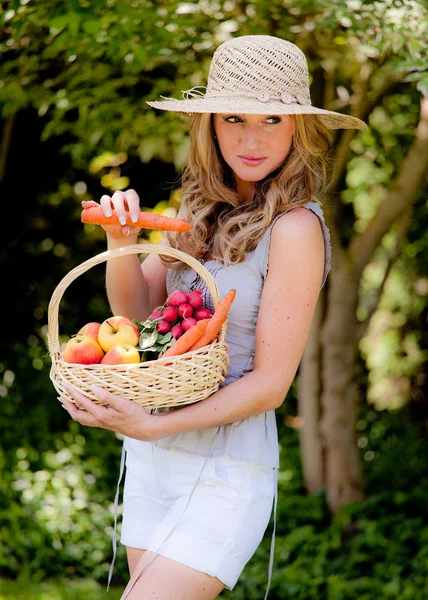 Obst und Gemüse im Korb mit seiner Frau — Stockfoto
