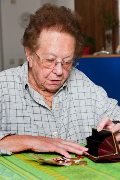 Старший рахує свої гроші з пенсії — стокове фото