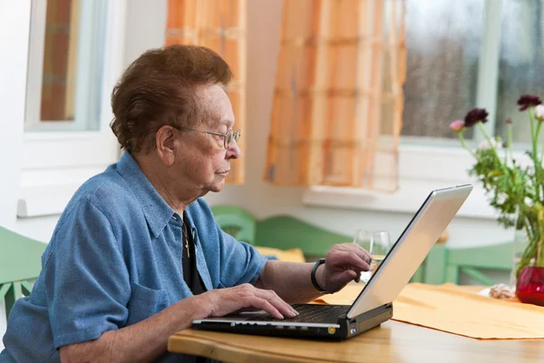 Mulher sênior ativa com laptop no lazer — Fotografia de Stock