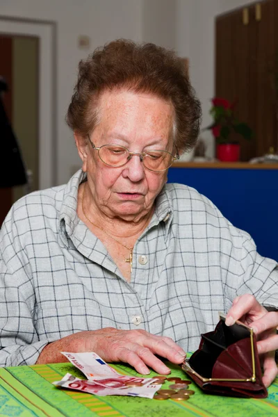 Pensioner counts their money from the pension — Stock Photo, Image