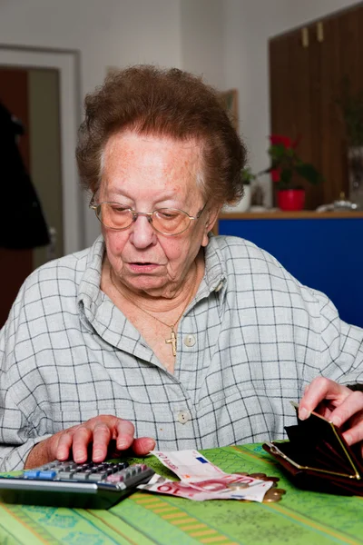 Pensioner counts their money from the pension — Stock Photo, Image