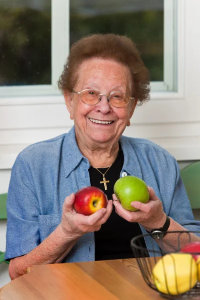 Mulher sênior com frutas para vitaminas — Fotografia de Stock