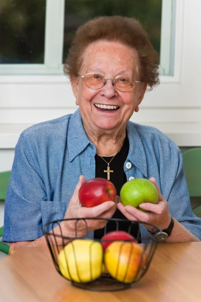 Äldre kvinna med frukt för vitaminer — Stockfoto