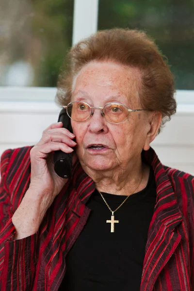 Senior woman with mobile phone leads phone conversation — Stock Photo, Image