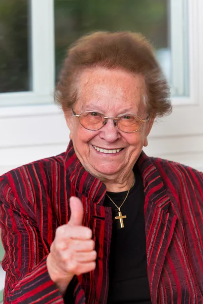 Éxito anciana riendo con los pulgares hacia arriba — Foto de Stock