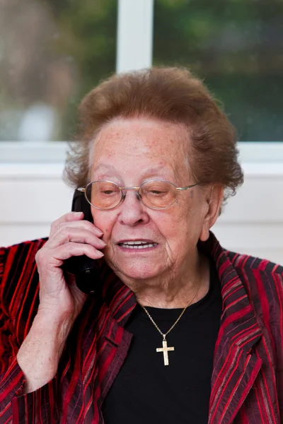 Donna anziana con telefono cellulare conduce conversazione telefonica — Foto Stock