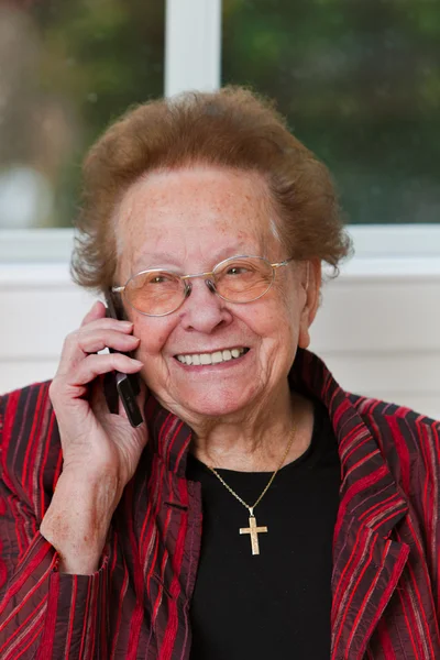 Mujer mayor con teléfono móvil conduce conversación telefónica — Foto de Stock