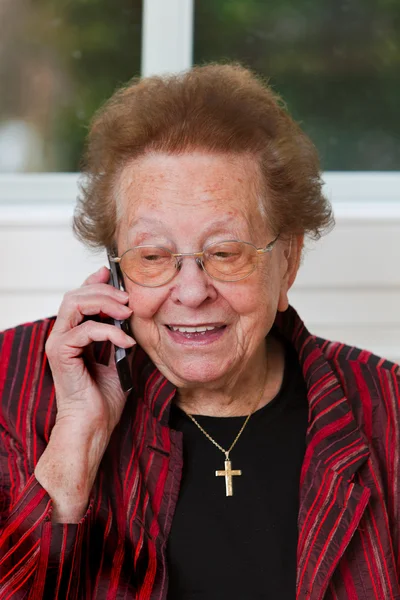 Senior vrouw met mobiele telefoon leidt telefoongesprek — Stockfoto
