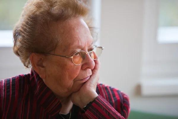 思いやりのある年配の女性 — ストック写真