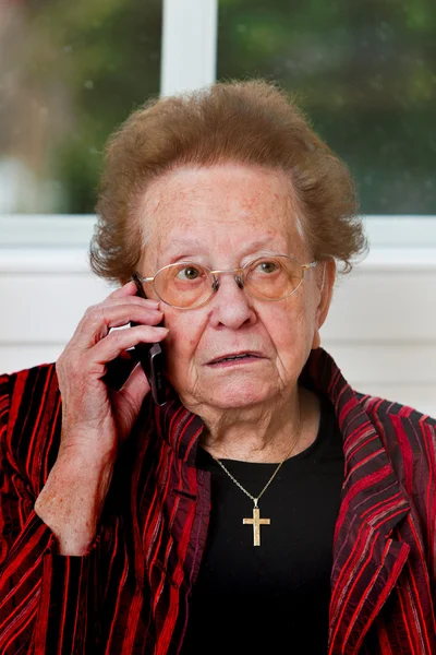 Ανώτερος γυναίκα με κινητό τηλέφωνο οδηγεί τηλεφωνική συνομιλία — Φωτογραφία Αρχείου