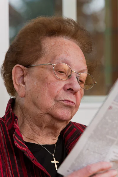 Senior cuando se lee — Foto de Stock