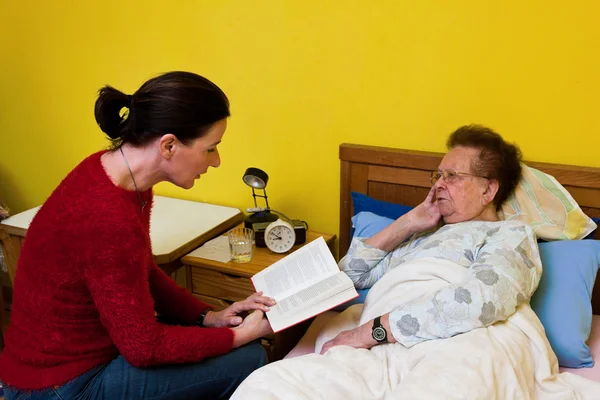 Mujer anciana enferma es visitada — Foto de Stock