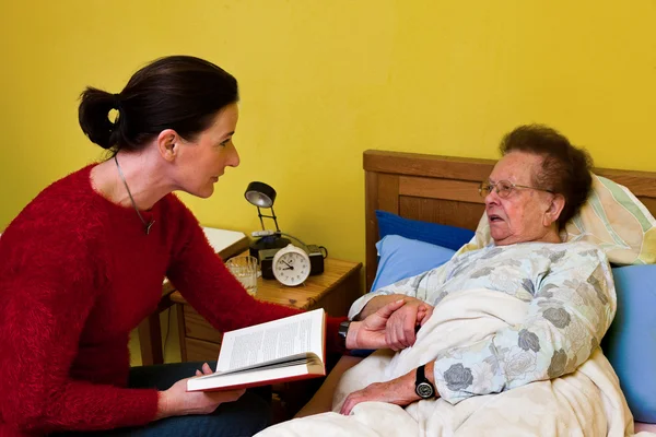 Mujer anciana enferma es visitada — Foto de Stock