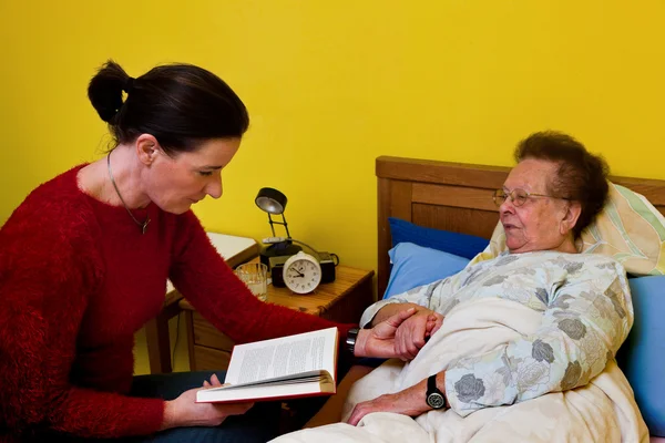 Mulher idosa doente é visitada — Fotografia de Stock