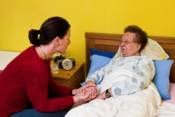 Επισκέπτονται άρρωστη ηλικιωμένη γυναίκα — Φωτογραφία Αρχείου