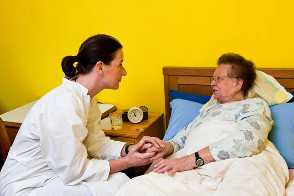 Vieille femme malade et infirmière dans une maison de retraite — Photo