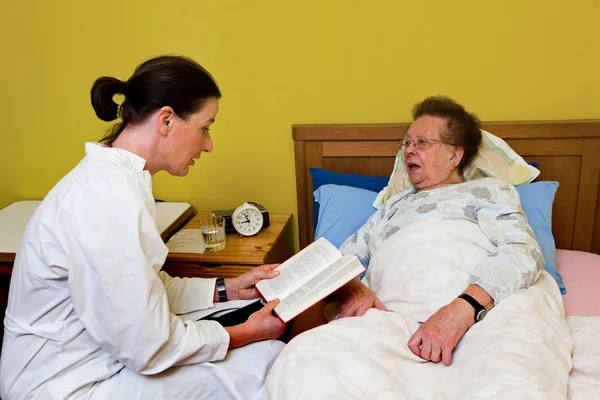 Vieille femme malade et infirmière dans une maison de retraite — Photo