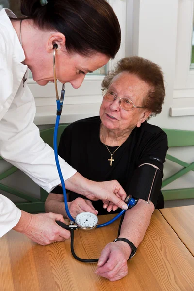Arts-patiënt hecht de bloeddruk — Stockfoto