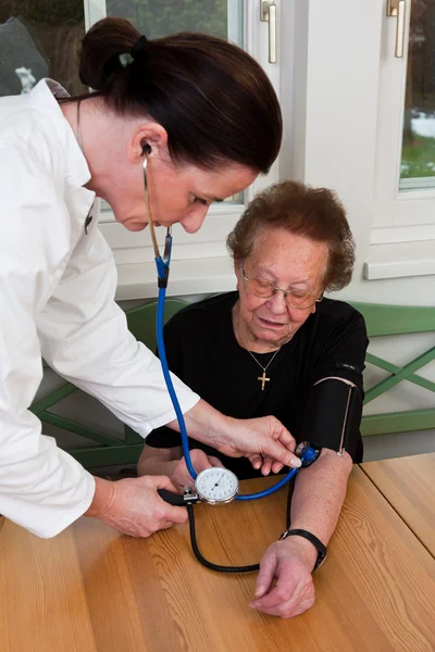 医生病人重视血压 — 图库照片