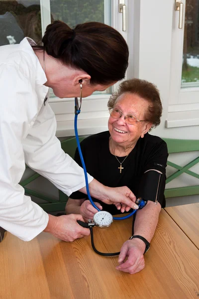 Medico paziente attacca la pressione sanguigna — Foto Stock