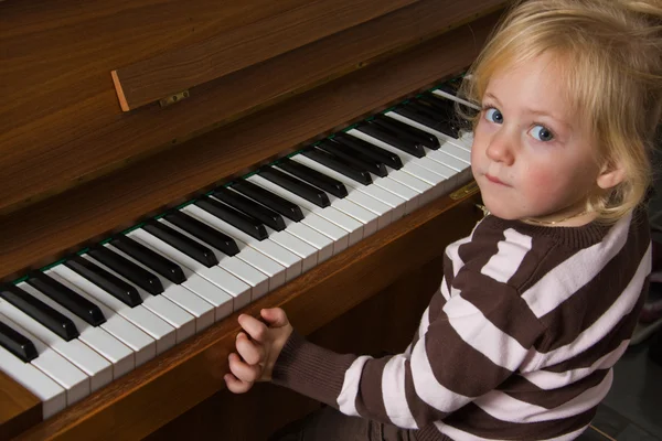 Child performs on a piano — Stock Photo, Image