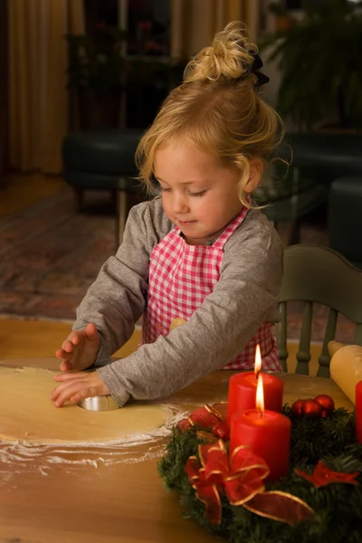 Παιδί τα Χριστούγεννα έλευση όταν ψήσιμο τα cookies — Φωτογραφία Αρχείου