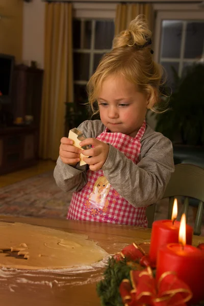 Niño en Navidad en el advenimiento al hornear galletas — Foto de Stock