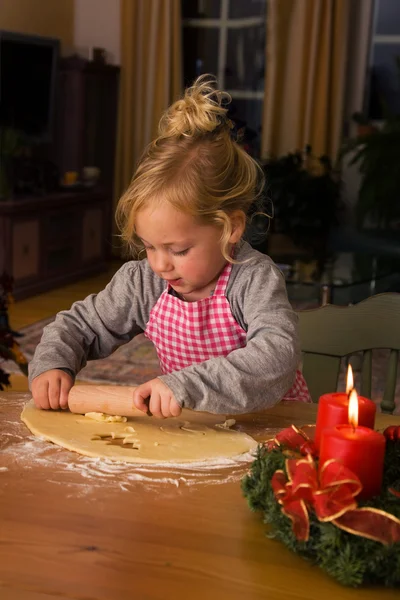 강림 절 때 쿠키를 베이킹에 크리스마스에 아이 — 스톡 사진