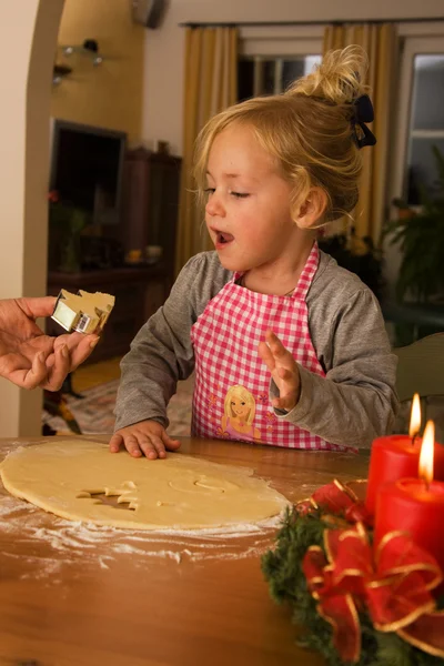 Παιδί τα Χριστούγεννα έλευση όταν ψήσιμο τα cookies — Φωτογραφία Αρχείου