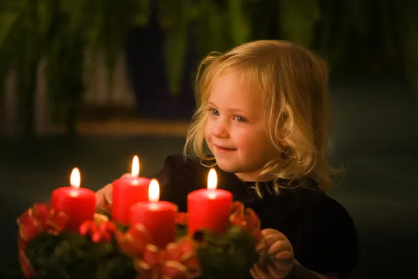 Criança com coroa de advento para o Natal — Fotografia de Stock