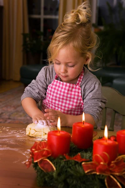 Bambino a Natale in avvento durante la cottura dei biscotti — Foto Stock