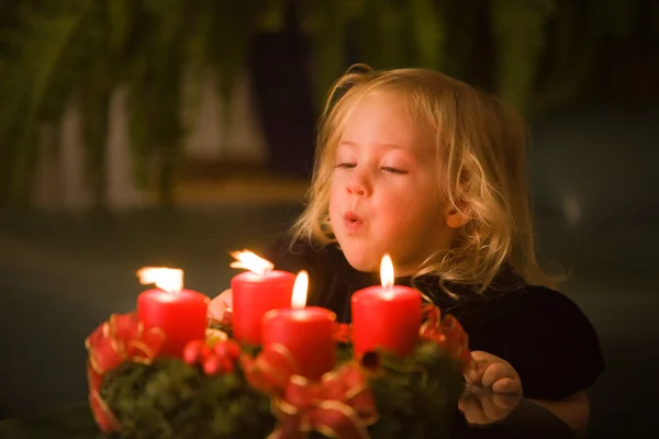 Kind mit Adventskranz zu Weihnachten — Stockfoto