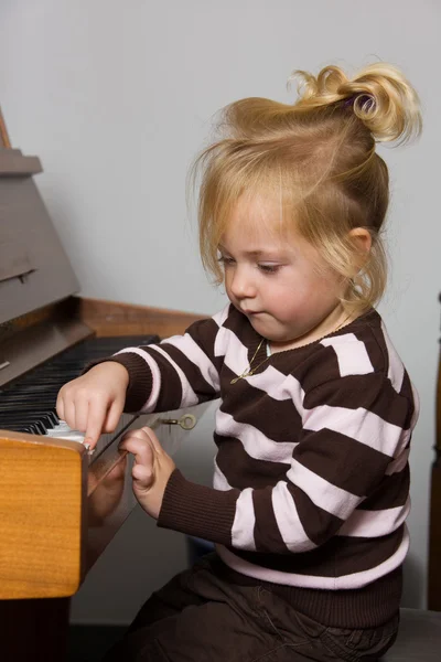 Çocuk piyano ile — Stok fotoğraf