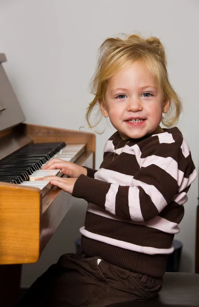Дитина з фортепіано — стокове фото