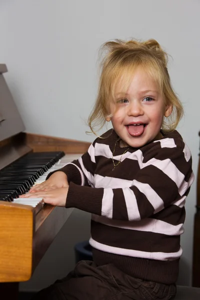 Criança com piano — Fotografia de Stock