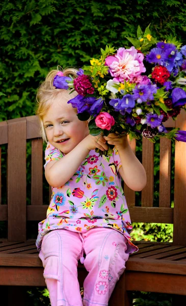 Criança com um buquê de flores. presente para a mãe — Fotografia de Stock