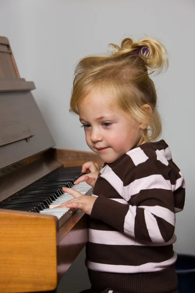 Niño con piano — Foto de Stock