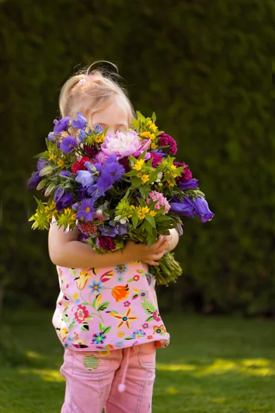 Child with a bouquet of flowers. gift for mother — Stock Photo, Image