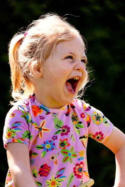 L'enfant rit bruyamment et chaleureusement — Photo