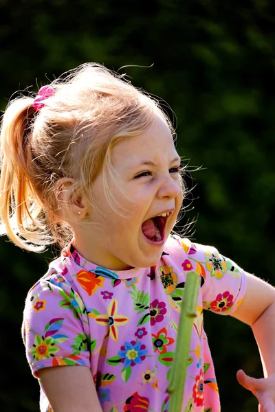 Kind lacht uit luid en hartige — Stockfoto