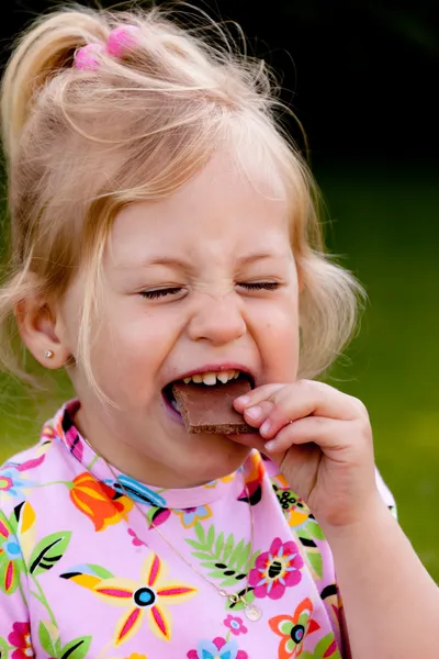 Ребенок от еды шоколада — стоковое фото