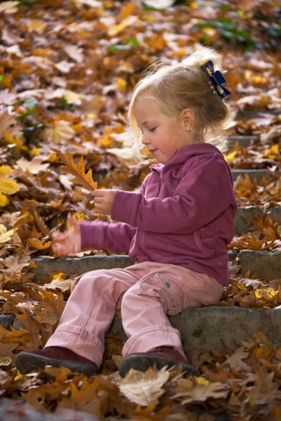 Enfant avec feuilles — Photo