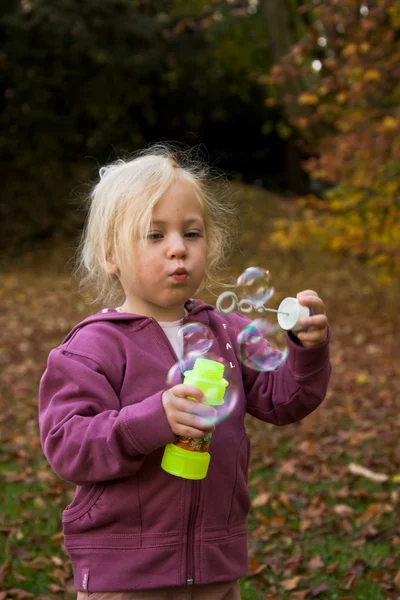 Enfant avec bulles — Photo