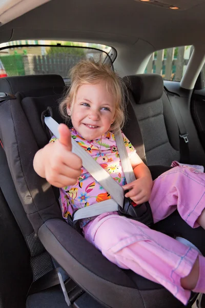 Criança sentada no assento do carro no carro — Fotografia de Stock