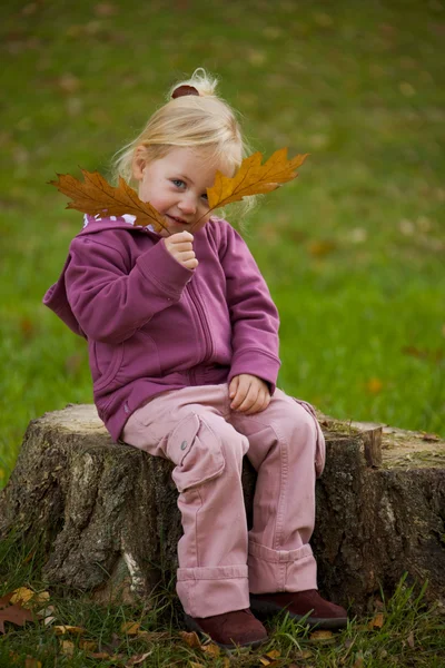 Enfant avec feuilles — Photo